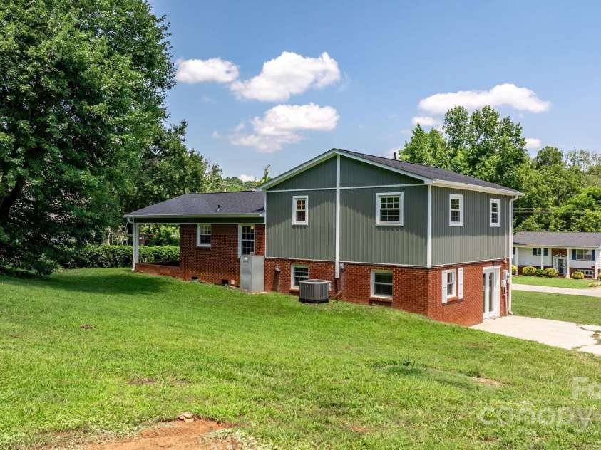 204 Shannonbrook Drive, Newton, NC 28658.  MLS# CAR4285136, YatesRealty ID 34019. 