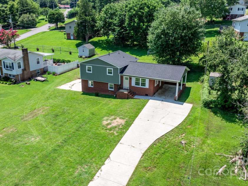 204 Shannonbrook Drive, Newton, NC 28658.  MLS# CAR4285136, YatesRealty ID 34019. 