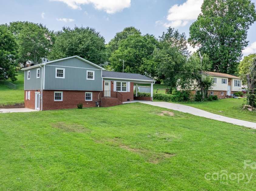 204 Shannonbrook Drive, Newton, NC 28658.  MLS# CAR4285136, YatesRealty ID 34019. 