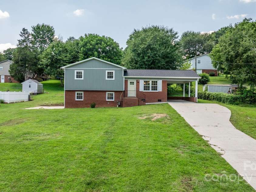 204 Shannonbrook Drive, Newton, NC 28658.  MLS# CAR4285136, YatesRealty ID 34019. 