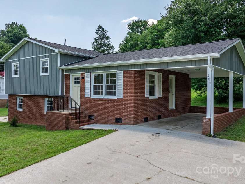 204 Shannonbrook Drive, Newton, NC 28658.  MLS# CAR4285136, YatesRealty ID 34019. 