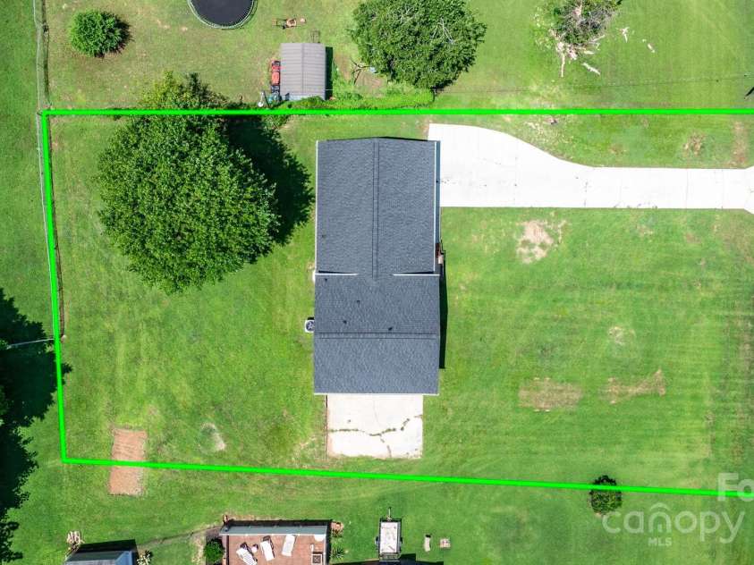 204 Shannonbrook Drive, Newton, NC 28658.  MLS# CAR4285136, YatesRealty ID 34019. 