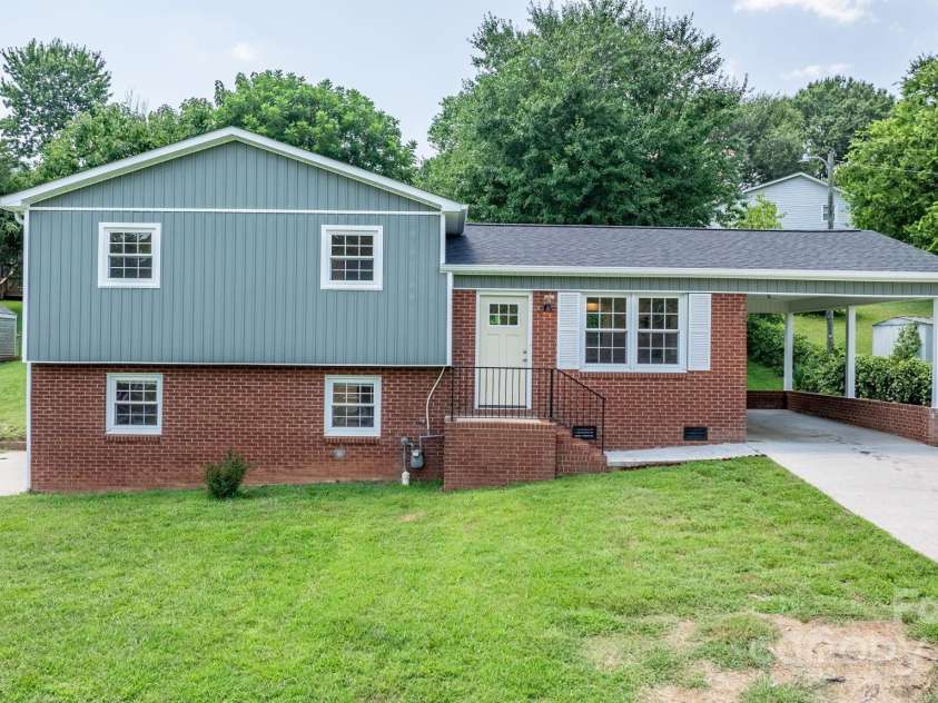 204 Shannonbrook Drive, Newton, NC 28658.  MLS# CAR4321147, YatesRealty ID 34019. 