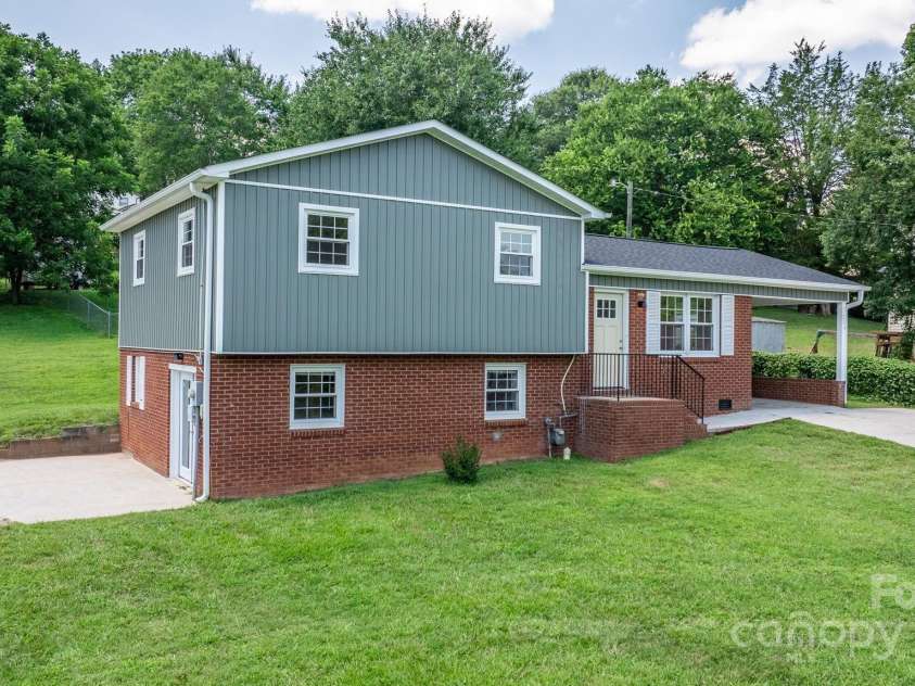 204 Shannonbrook Drive, Newton, NC 28658.  MLS# CAR4321147, YatesRealty ID 34019. 