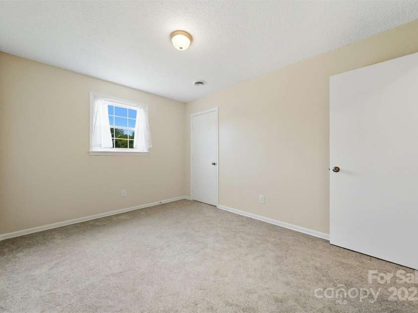 204 Shannonbrook Drive, Newton, NC 28658.  MLS# CAR4321147, YatesRealty ID 34019. 