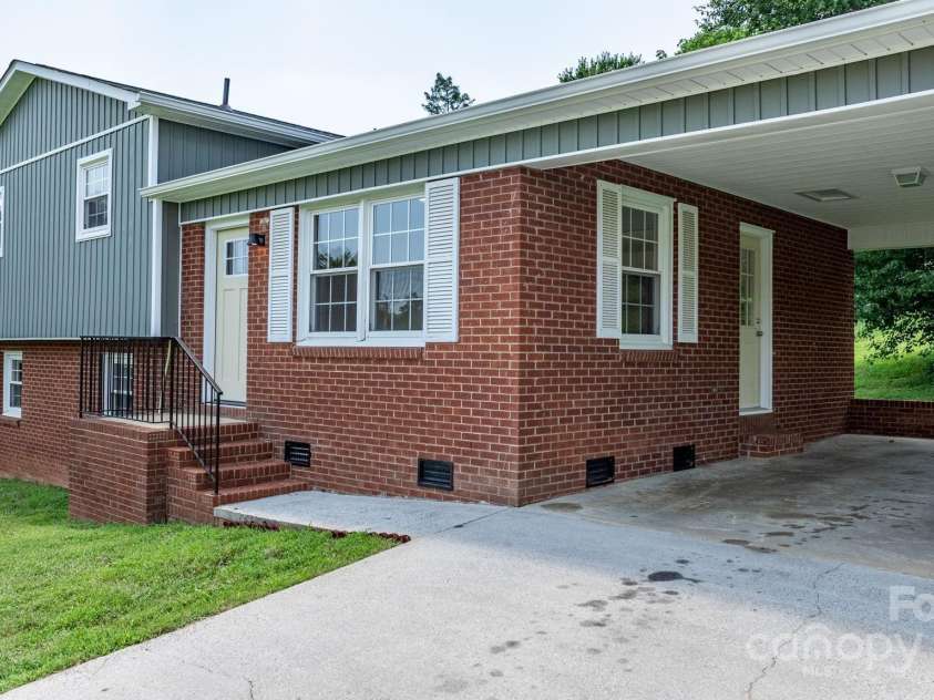 204 Shannonbrook Drive, Newton, NC 28658.  MLS# CAR4321147, YatesRealty ID 34019. 