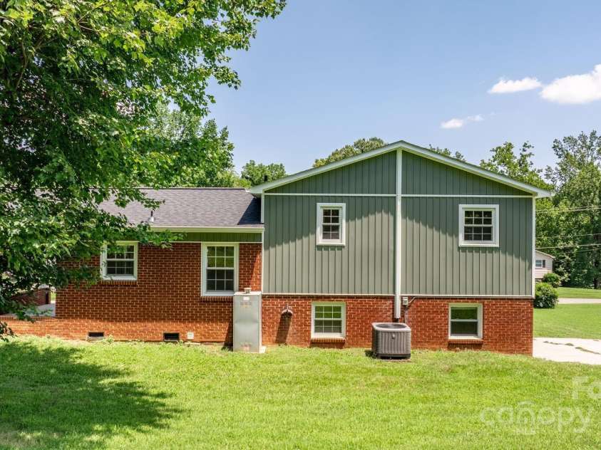 204 Shannonbrook Drive, Newton, NC 28658.  MLS# CAR4321147, YatesRealty ID 34019. 