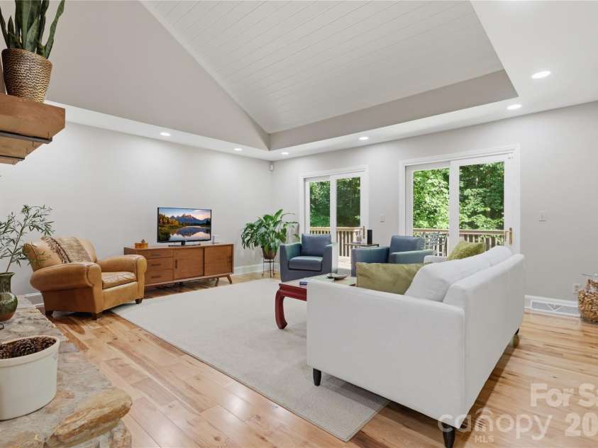 2402 Beaucatcher Lane, Charlotte, NC 28270.  MLS# CAR4394384, YatesRealty ID 34019. Open light filled living room with vaulted ceiling