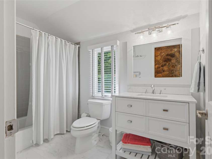 2402 Beaucatcher Lane, Charlotte, NC 28270.  MLS# CAR4394384, YatesRealty ID 34019. Secondary Upper Level Full Bath
