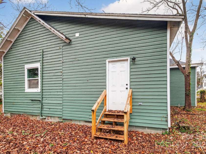 304 King Street, Bennettsville, SC 29512.  MLS# CAR4328974, YatesRealty ID 3402. 