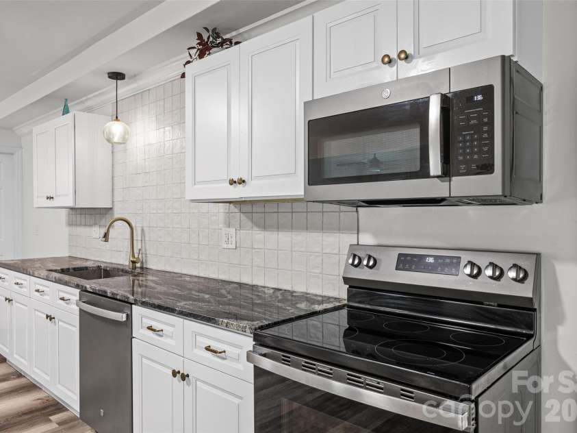 121 Isle Run Drive, Mooresville, NC 28117.  MLS# CAR4397728, YatesRealty ID 34025. Full Kitchen 2nd Living Quarters