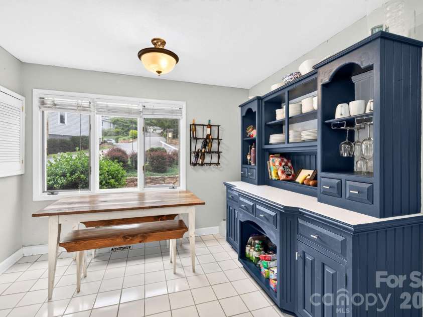 54 Hollybrook Drive, Asheville, NC 28803.  MLS# CAR4389385, YatesRealty ID 34027. 