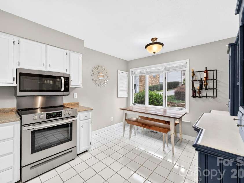 54 Hollybrook Drive, Asheville, NC 28803.  MLS# CAR4389385, YatesRealty ID 34027. 