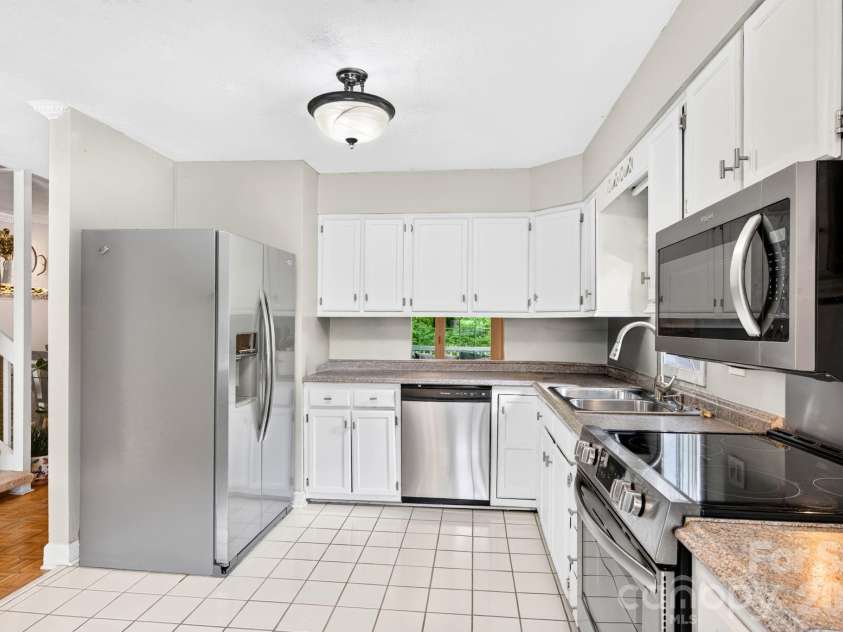 54 Hollybrook Drive, Asheville, NC 28803.  MLS# CAR4389385, YatesRealty ID 34027. 
