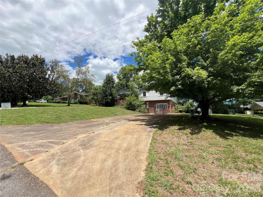139 Vista Drive, Forest City, NC 28043.  MLS# CAR4395547, YatesRealty ID 34029. 