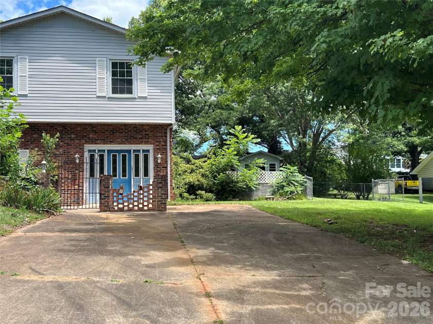 139 Vista Drive, Forest City, NC 28043.  MLS# CAR4395547, YatesRealty ID 34029. 
