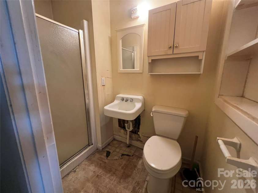 139 Vista Drive, Forest City, NC 28043.  MLS# CAR4395547, YatesRealty ID 34029. Basement bath