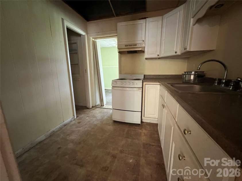 139 Vista Drive, Forest City, NC 28043.  MLS# CAR4395547, YatesRealty ID 34029. Basement Kitchen
