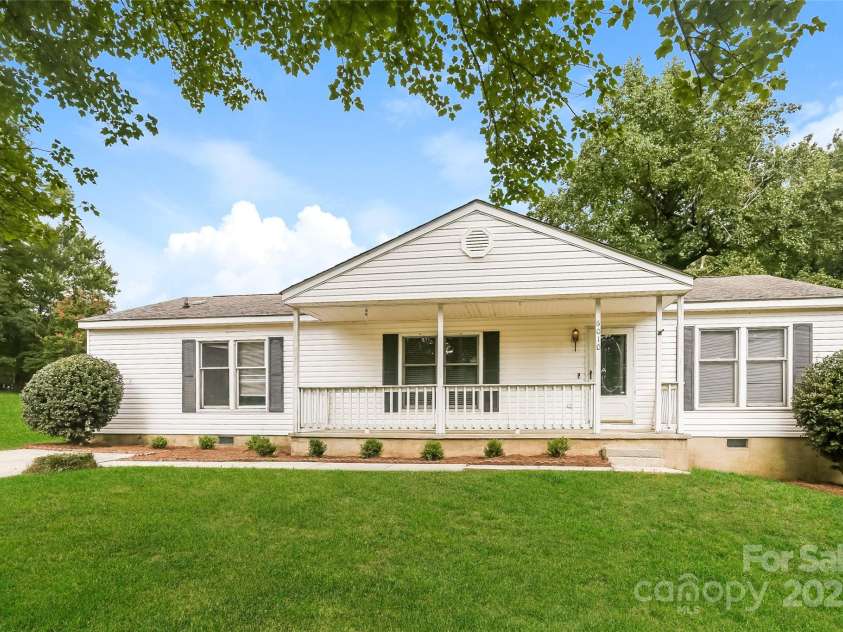 6010 Amberly Lane, Charlotte, NC 28213.  MLS# CAR4294538, YatesRealty ID 34029. 
