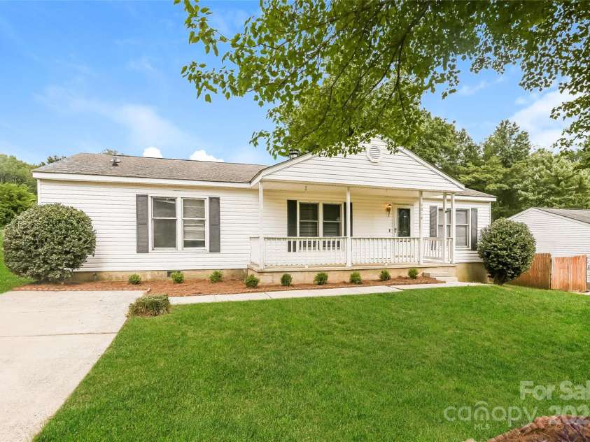 6010 Amberly Lane, Charlotte, NC 28213.  MLS# CAR4294538, YatesRealty ID 34029. 