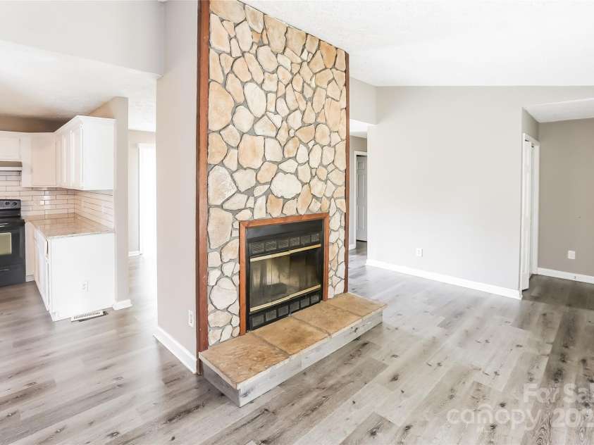 6010 Amberly Lane, Charlotte, NC 28213.  MLS# CAR4294538, YatesRealty ID 34029. 