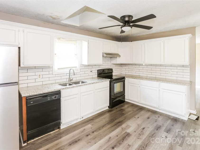 6010 Amberly Lane, Charlotte, NC 28213.  MLS# CAR4294538, YatesRealty ID 34029. 