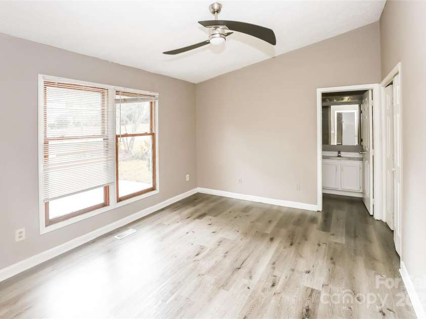 6010 Amberly Lane, Charlotte, NC 28213.  MLS# CAR4294538, YatesRealty ID 34029. 