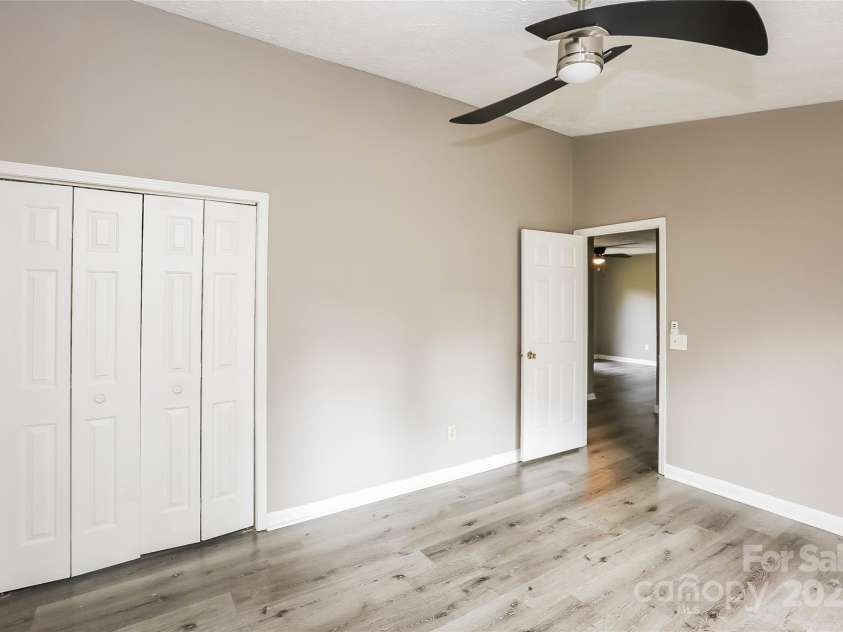 6010 Amberly Lane, Charlotte, NC 28213.  MLS# CAR4294538, YatesRealty ID 34029. 
