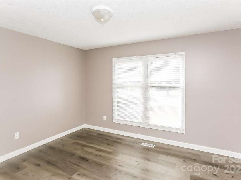 6010 Amberly Lane, Charlotte, NC 28213.  MLS# CAR4294538, YatesRealty ID 34029. 