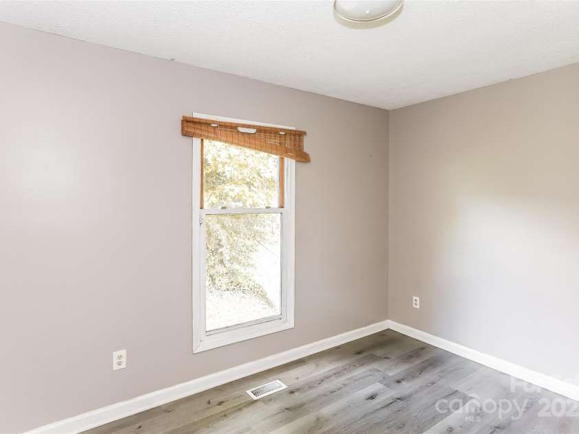 6010 Amberly Lane, Charlotte, NC 28213.  MLS# CAR4294538, YatesRealty ID 34029. 
