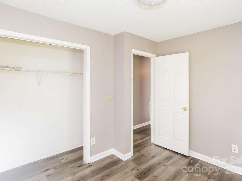 6010 Amberly Lane, Charlotte, NC 28213.  MLS# CAR4294538, YatesRealty ID 34029. 