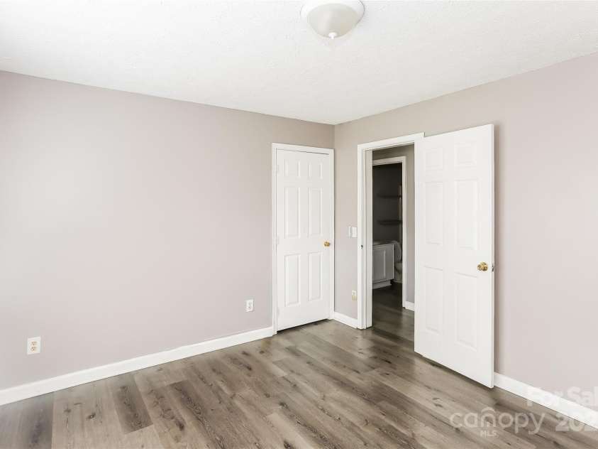 6010 Amberly Lane, Charlotte, NC 28213.  MLS# CAR4294538, YatesRealty ID 34029. 