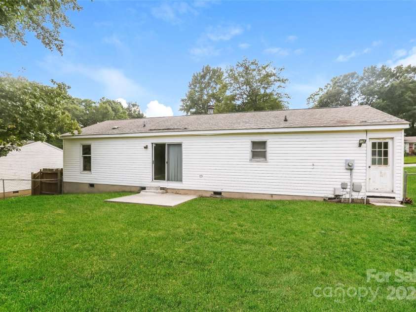 6010 Amberly Lane, Charlotte, NC 28213.  MLS# CAR4294538, YatesRealty ID 34029. 