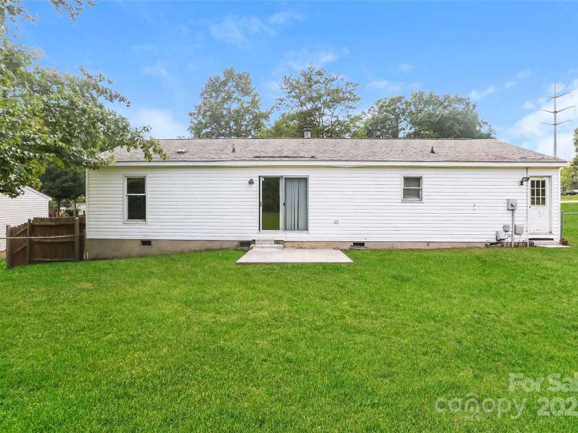 6010 Amberly Lane, Charlotte, NC 28213.  MLS# CAR4294538, YatesRealty ID 34029. 