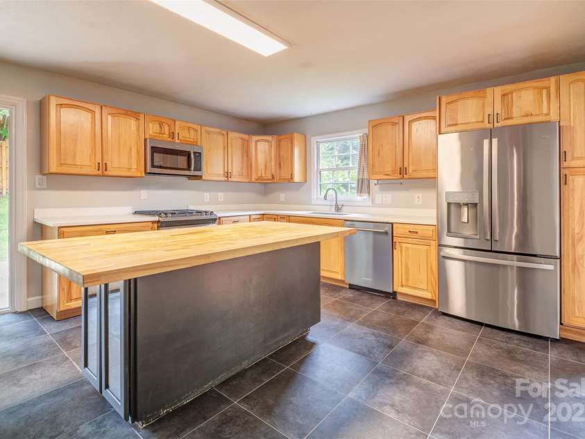 16 Beechwood Road, Asheville, NC 28805.  MLS# CAR4294590, YatesRealty ID 34030. Almost New Appliances