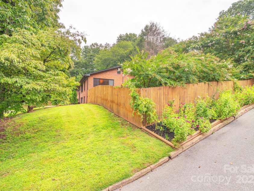 16 Beechwood Road, Asheville, NC 28805.  MLS# CAR4294590, YatesRealty ID 34030. Corner lot