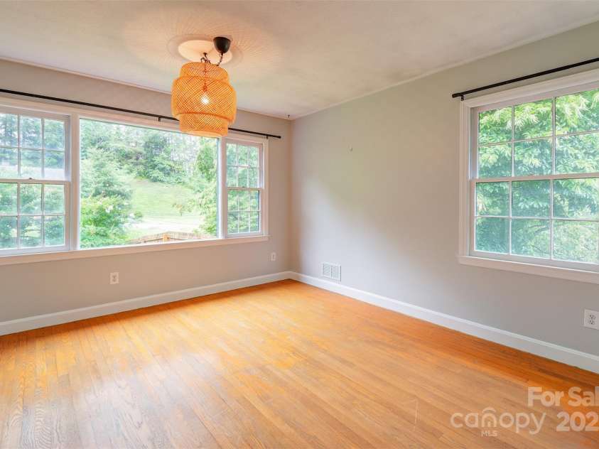 16 Beechwood Road, Asheville, NC 28805.  MLS# CAR4294590, YatesRealty ID 34030. Dining Room