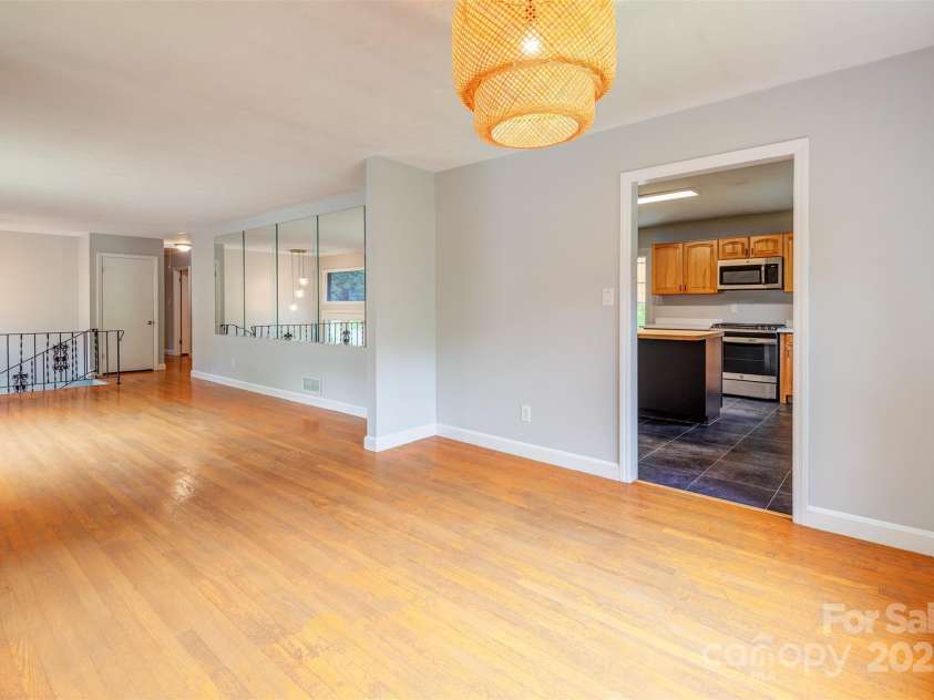 16 Beechwood Road, Asheville, NC 28805.  MLS# CAR4294590, YatesRealty ID 34030. Dining Room