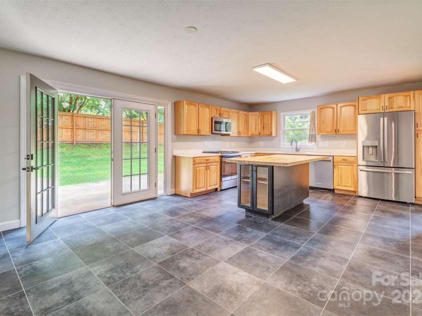 16 Beechwood Road, Asheville, NC 28805.  MLS# CAR4294590, YatesRealty ID 34030. Eat in Kitchen
