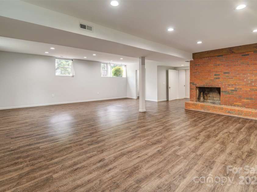 16 Beechwood Road, Asheville, NC 28805.  MLS# CAR4294590, YatesRealty ID 34030. Flex Space