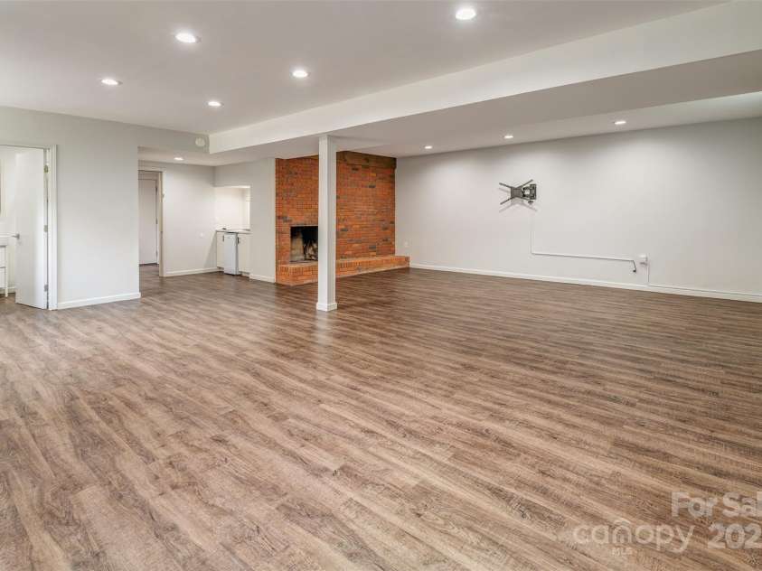 16 Beechwood Road, Asheville, NC 28805.  MLS# CAR4294590, YatesRealty ID 34030. Flex Space