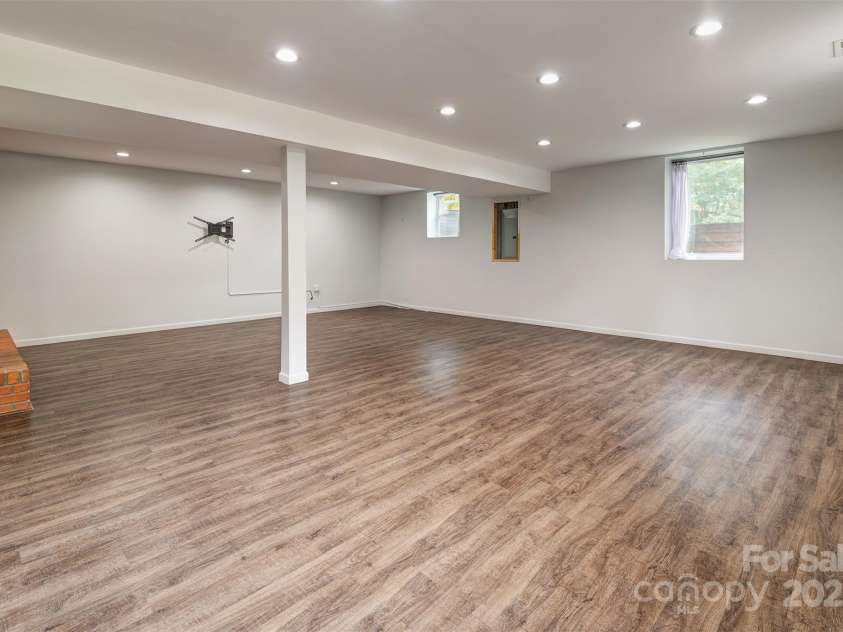 16 Beechwood Road, Asheville, NC 28805.  MLS# CAR4294590, YatesRealty ID 34030. Flex Space