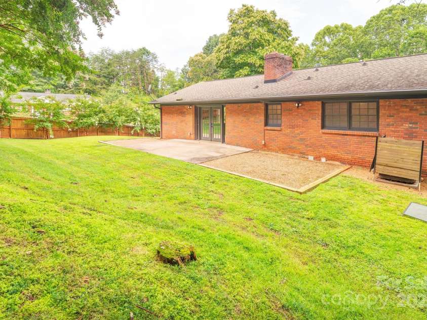 16 Beechwood Road, Asheville, NC 28805.  MLS# CAR4294590, YatesRealty ID 34030. Fully fenced side and back yard