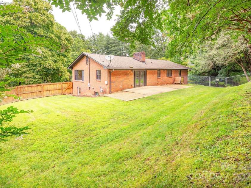 16 Beechwood Road, Asheville, NC 28805.  MLS# CAR4294590, YatesRealty ID 34030. Fully fenced side and back yard