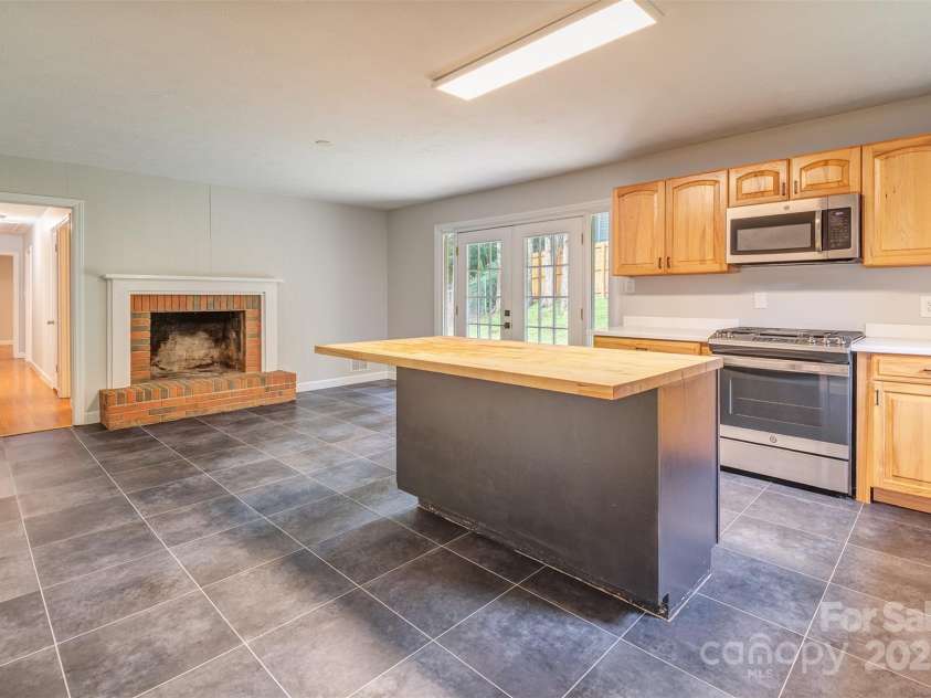 16 Beechwood Road, Asheville, NC 28805.  MLS# CAR4294590, YatesRealty ID 34030. Gas Stove