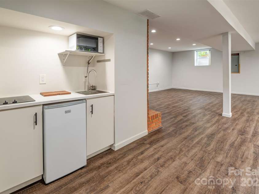 16 Beechwood Road, Asheville, NC 28805.  MLS# CAR4294590, YatesRealty ID 34030. Kitchenette