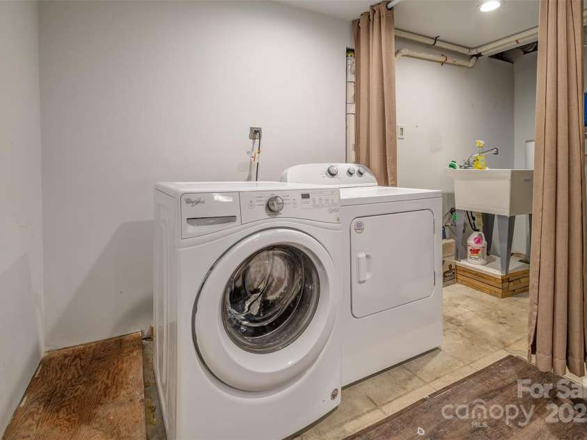 16 Beechwood Road, Asheville, NC 28805.  MLS# CAR4294590, YatesRealty ID 34030. Laundry and Utility