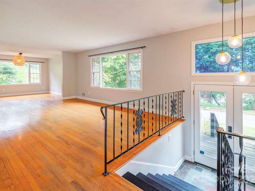 16 Beechwood Road, Asheville, NC 28805.  MLS# CAR4294590, YatesRealty ID 34030. Living Room