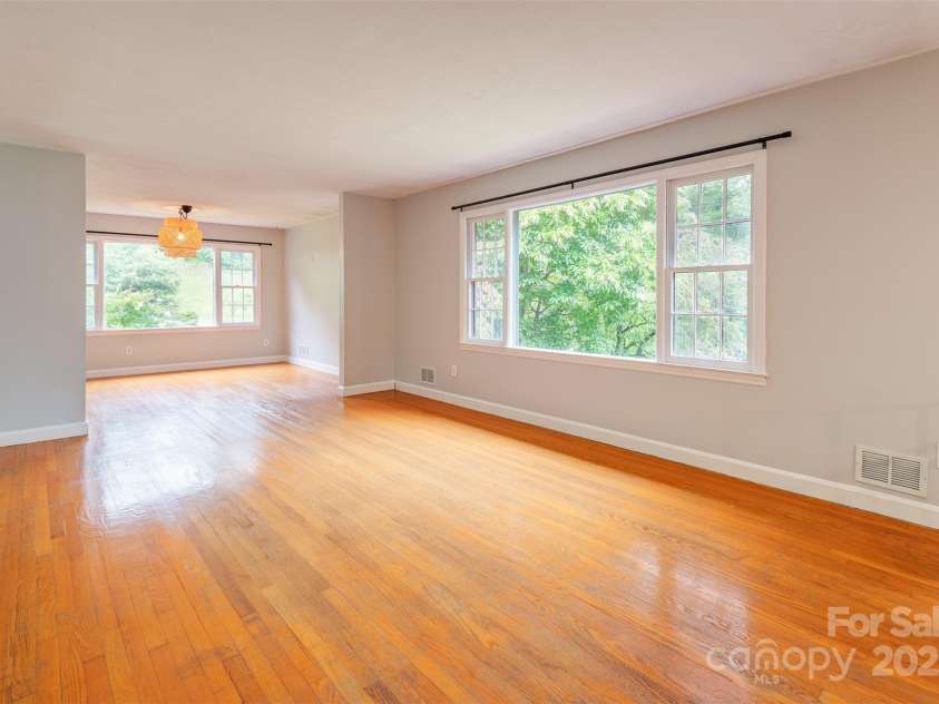 16 Beechwood Road, Asheville, NC 28805.  MLS# CAR4294590, YatesRealty ID 34030. Living Room