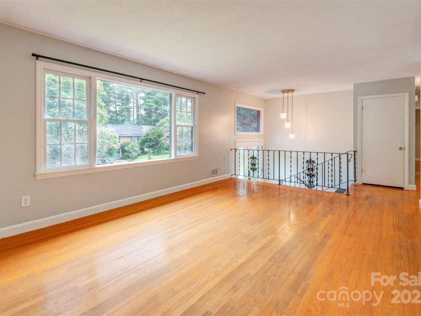 16 Beechwood Road, Asheville, NC 28805.  MLS# CAR4294590, YatesRealty ID 34030. Living Room